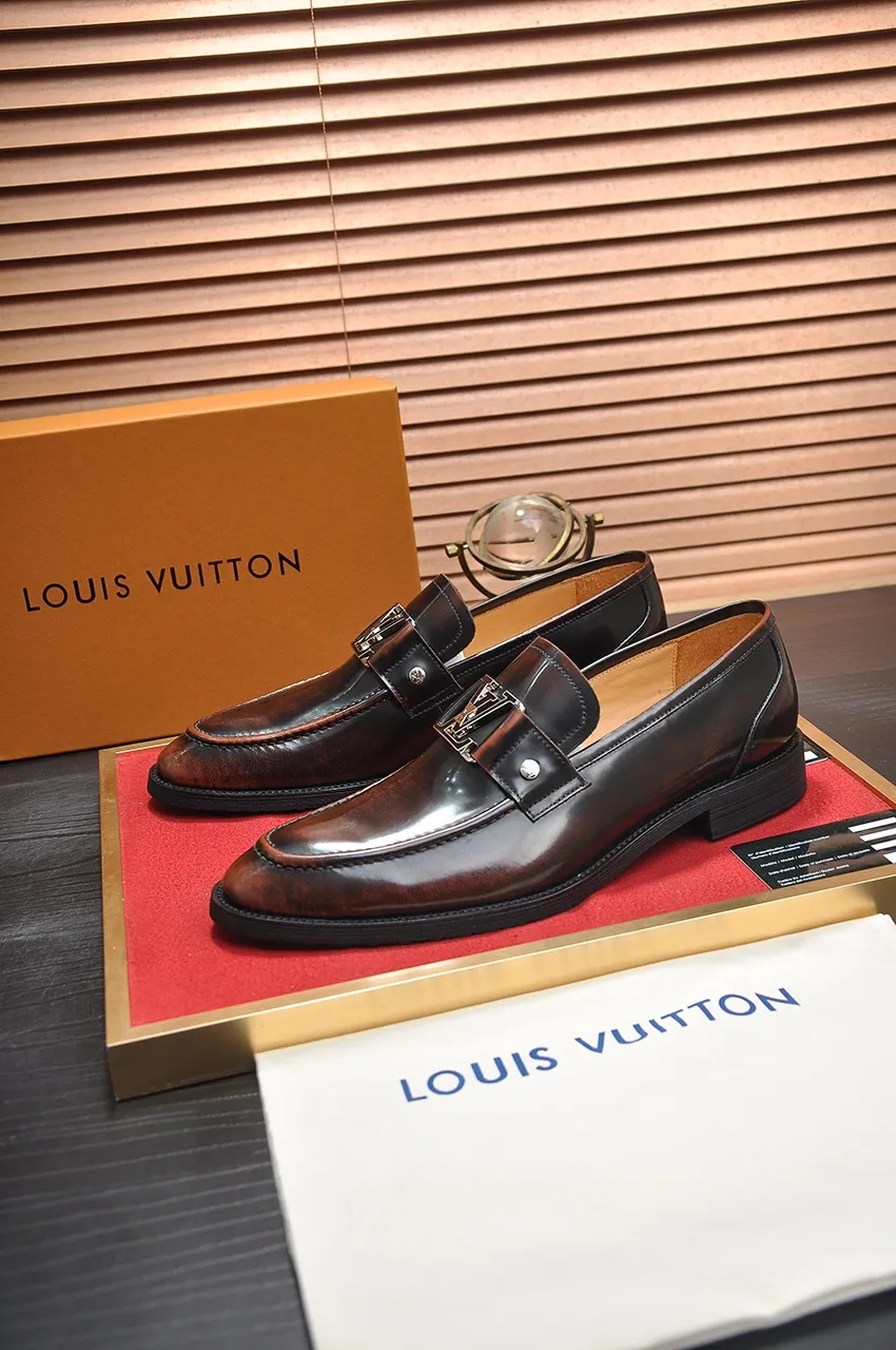 Men's men's shoes 💰500💶 [LV] (original single cowhide lining) 🍀LV's latest genuine leather business suit shoes are launched simultaneously on the official website. The first-layer cowhide imported from Italy is made of heavy gold, 💥official website 1:1 rubber outsole. Versatile to wear, high-end without losing class, and the color combination is extraordinary. This four-season style is alluring when worn on your feet, showing off your big-name flair. Standard code 38-45 (45 customized)
